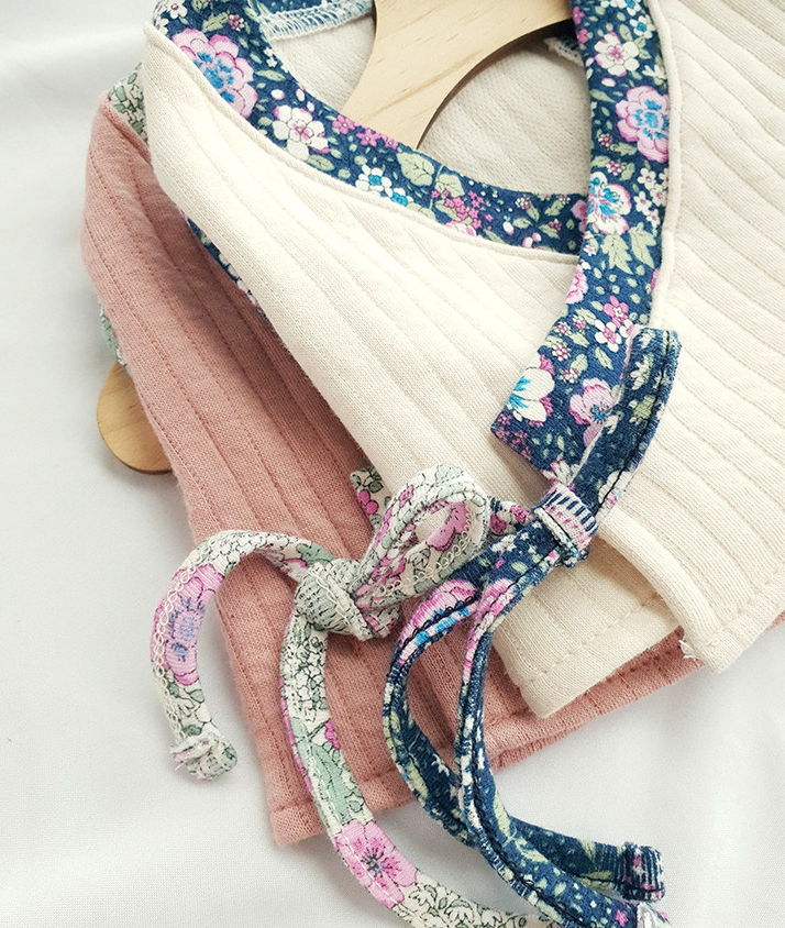 Floral ribbed modern pet hanbok in cream and dusty pink with floral pattern trim.