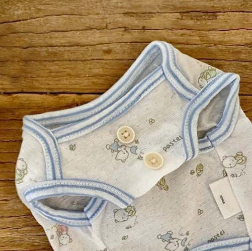 NKpup white GOTS organic jacquard dog shirt with blue trim and small cartoon patterns