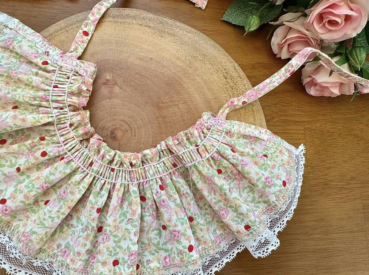 NKpup floral pattern pet cape and bonnet set with white lace trim
